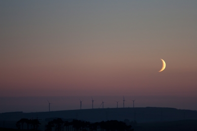Setting Cresent Moon
Cresent moon setting over the wind turbines on Garvock hill
Canon 20D 180mm
